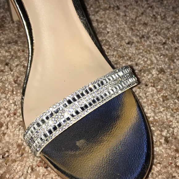 Gold/Silver Sparkly Aldo Heels - Picture 4 of 6